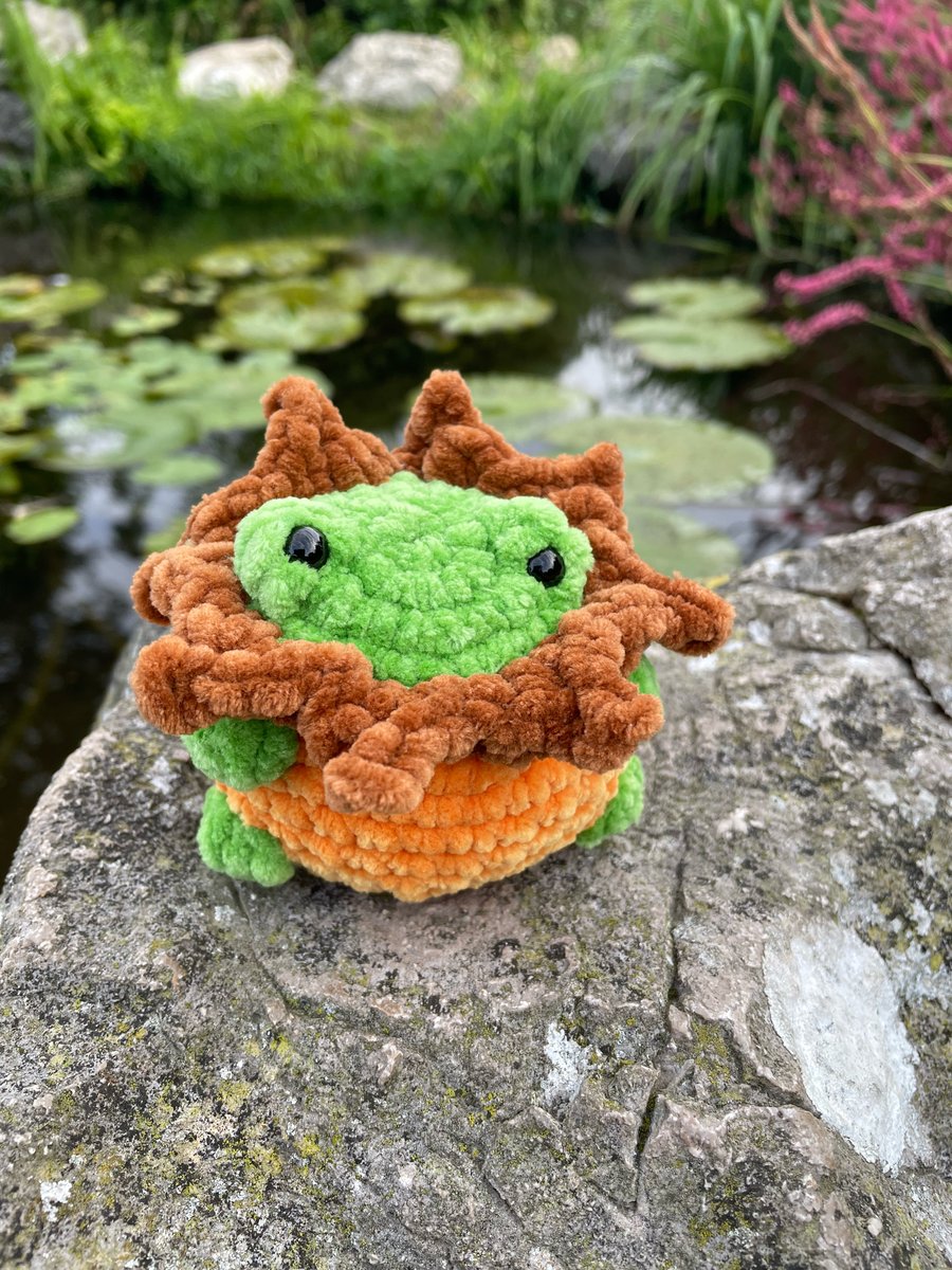 Frog Plushie Pumpkin: Soft Chenille Yarn