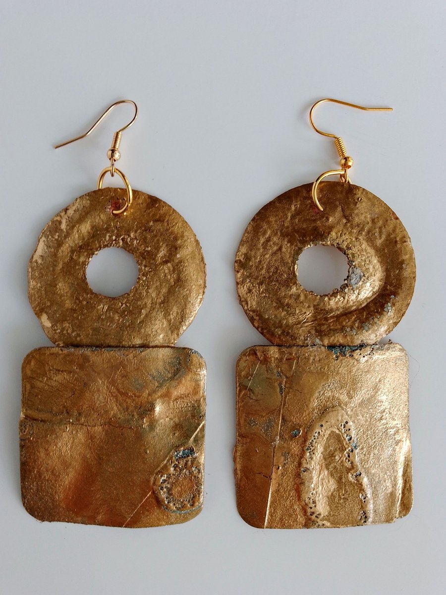 Sumptuously Golden Earrings - Extremely Lightweight!