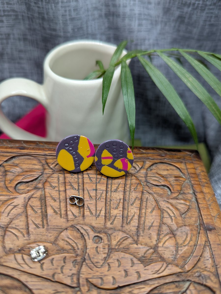 Grey ochre stud earrings 