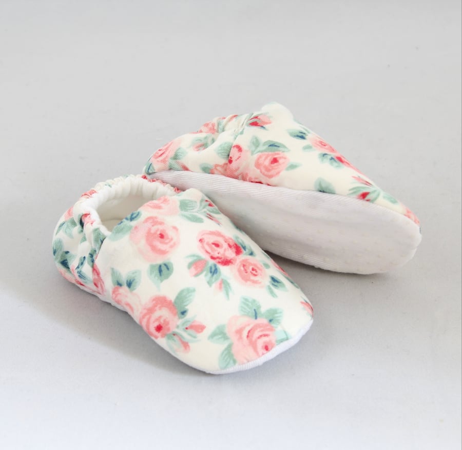 Pink rose baby booties, 0-3 months baby shoes, cotton baby shoes, pram shoes