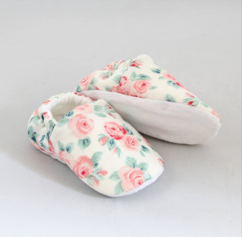 Pink rose baby booties, 0-3 months baby shoes, cotton baby shoes, pram shoes