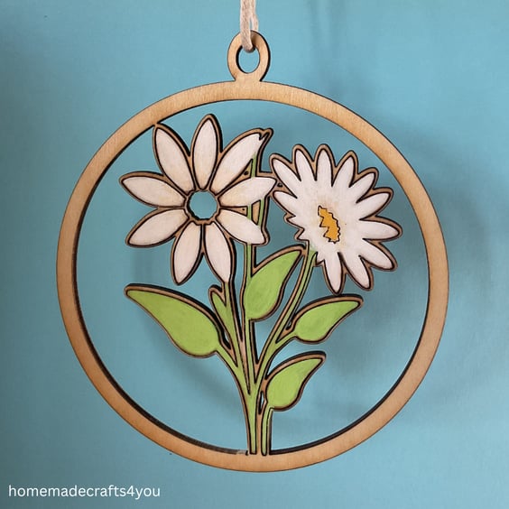 Hanging wooden decoration of a daisy