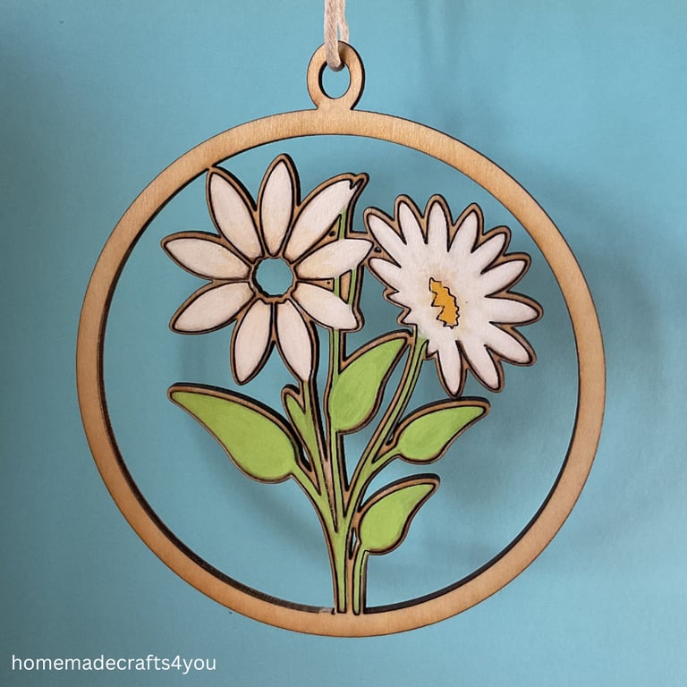 Hanging wooden decoration of a daisy