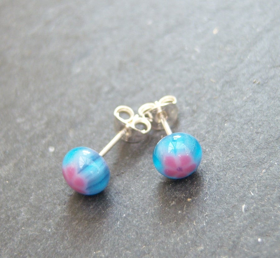 Stud earrings in blue and pink glass