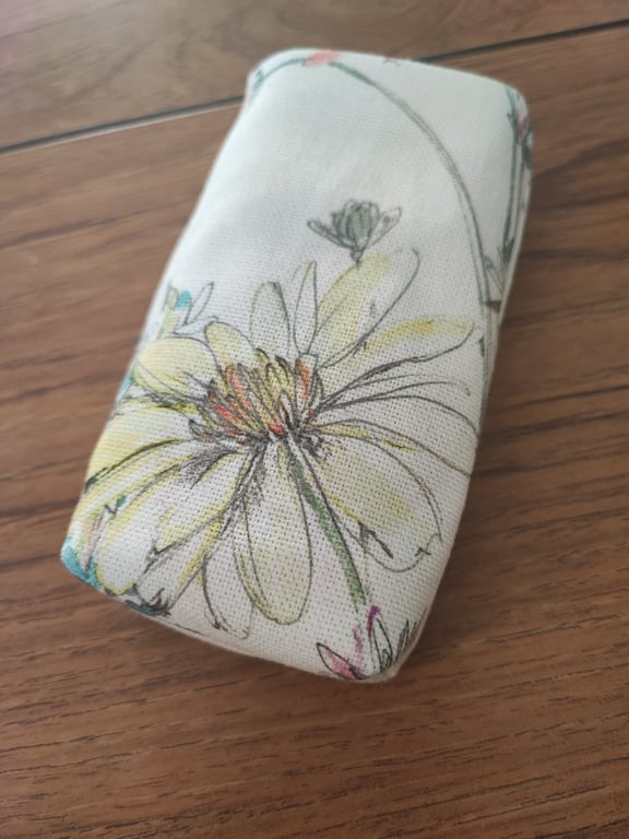 Tissue Holder with Yellow and White Flower