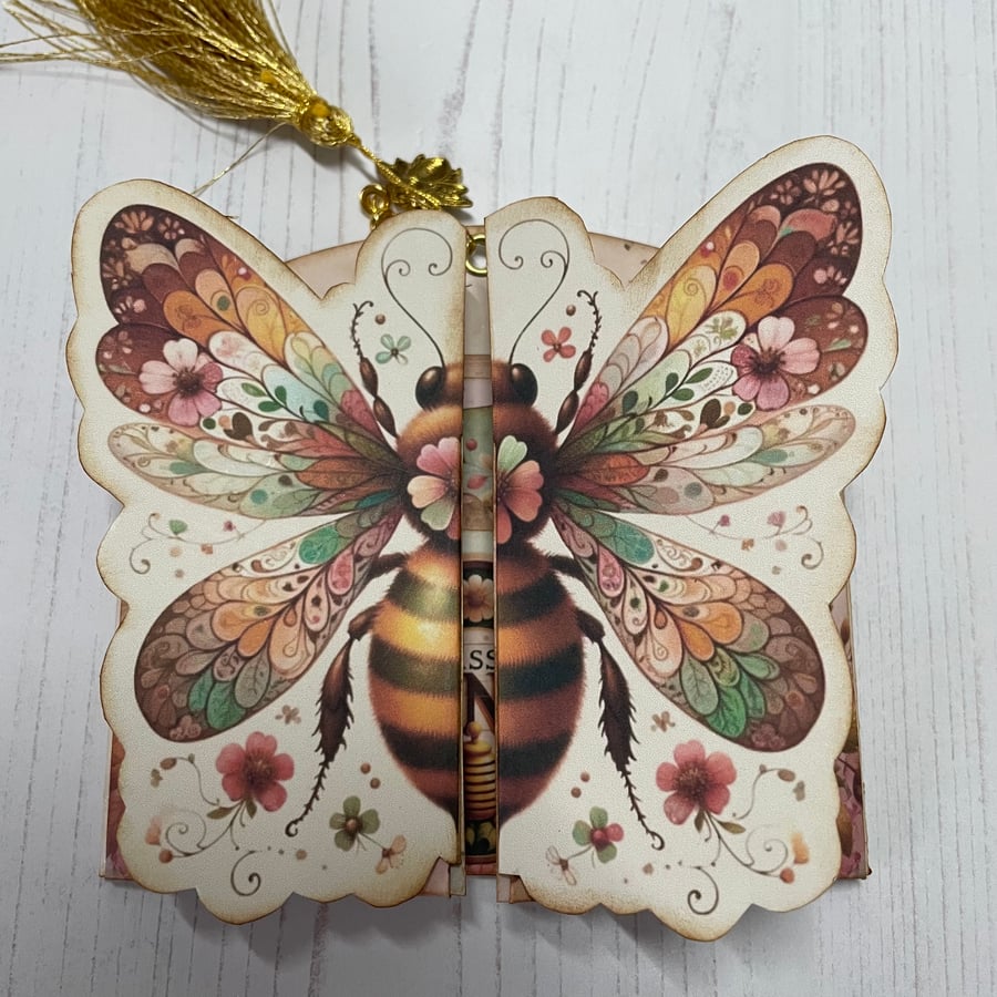 Folio - Honey Bee wings with tags and more by Carolee Crafts PB9 - 0014