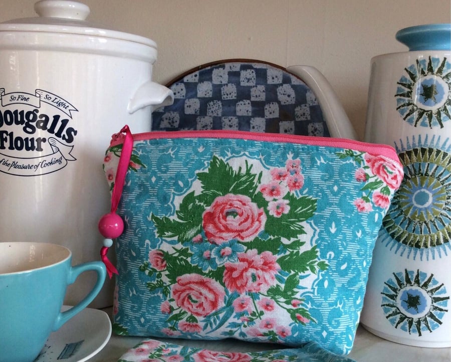 Handmade retro zipped clutch or purse made in preloved fabric.