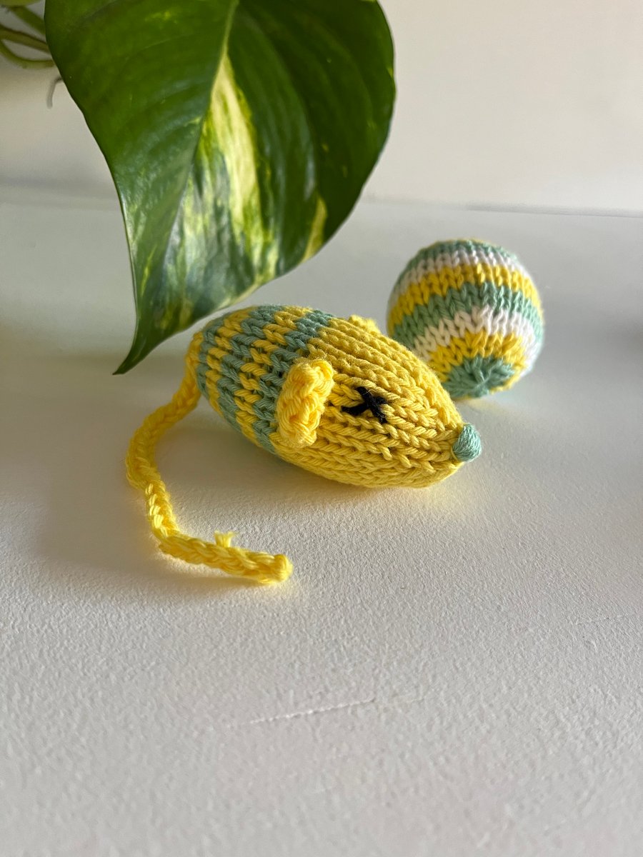 Hand knitted yellow mouse and ball set