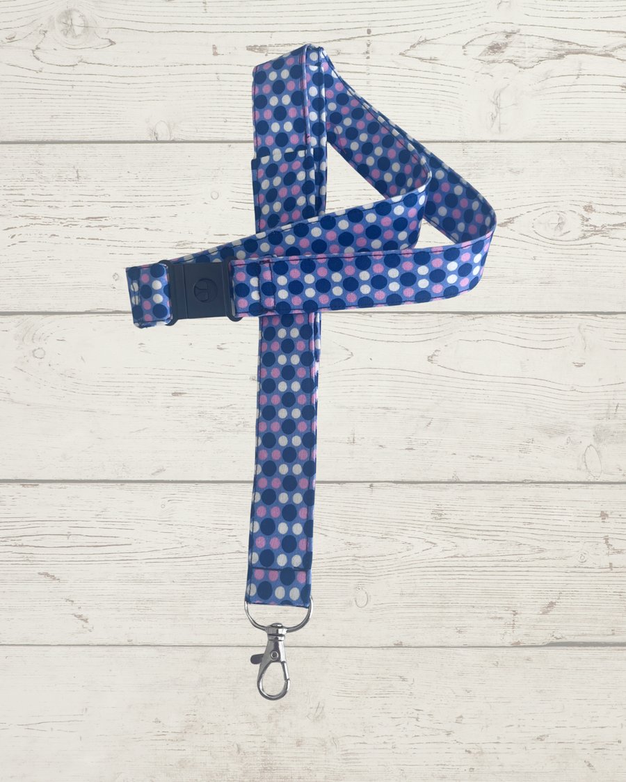 Lanyard with pocket for pen and glasses