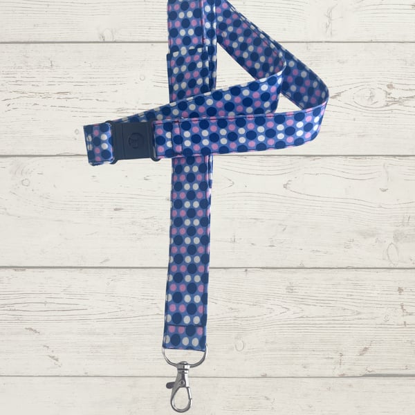 Lanyard with pocket for pen and glasses