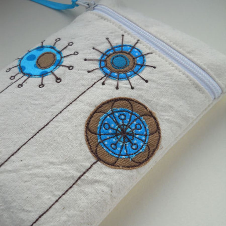 embroidered flowers - gadget / camera / phone case