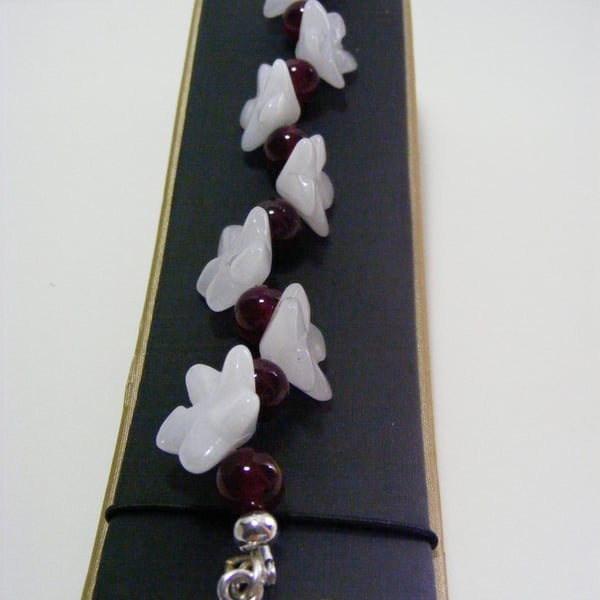 Quartzite Carved Flowers and Red Agate Gemstone Bracelet