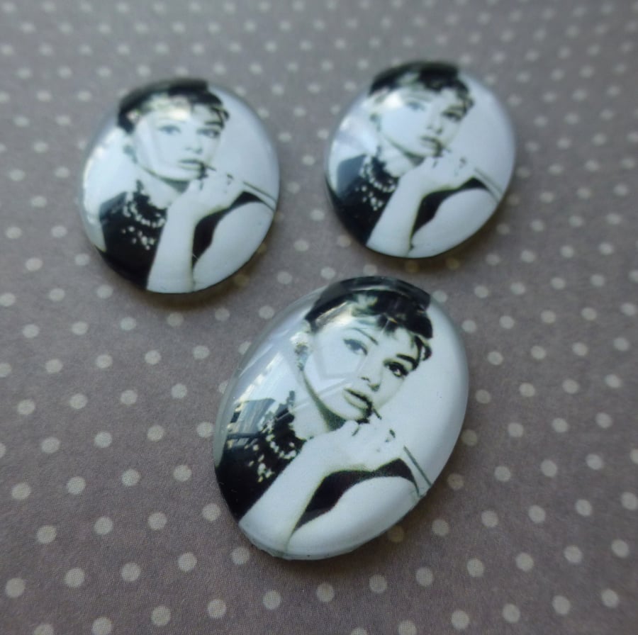pack of 5 - Audrey Hepburn Glass Cabochons