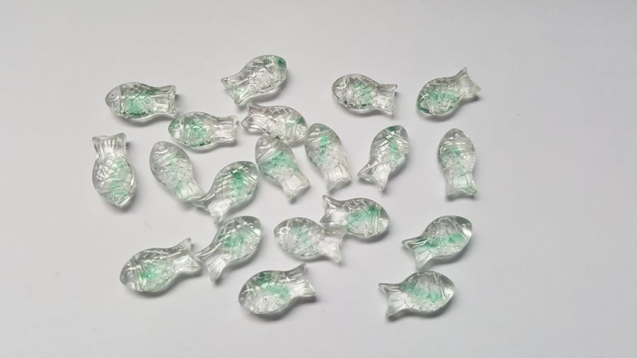 20 x "Colour-Inside" Glass Beads - Fish - 14mm - Green