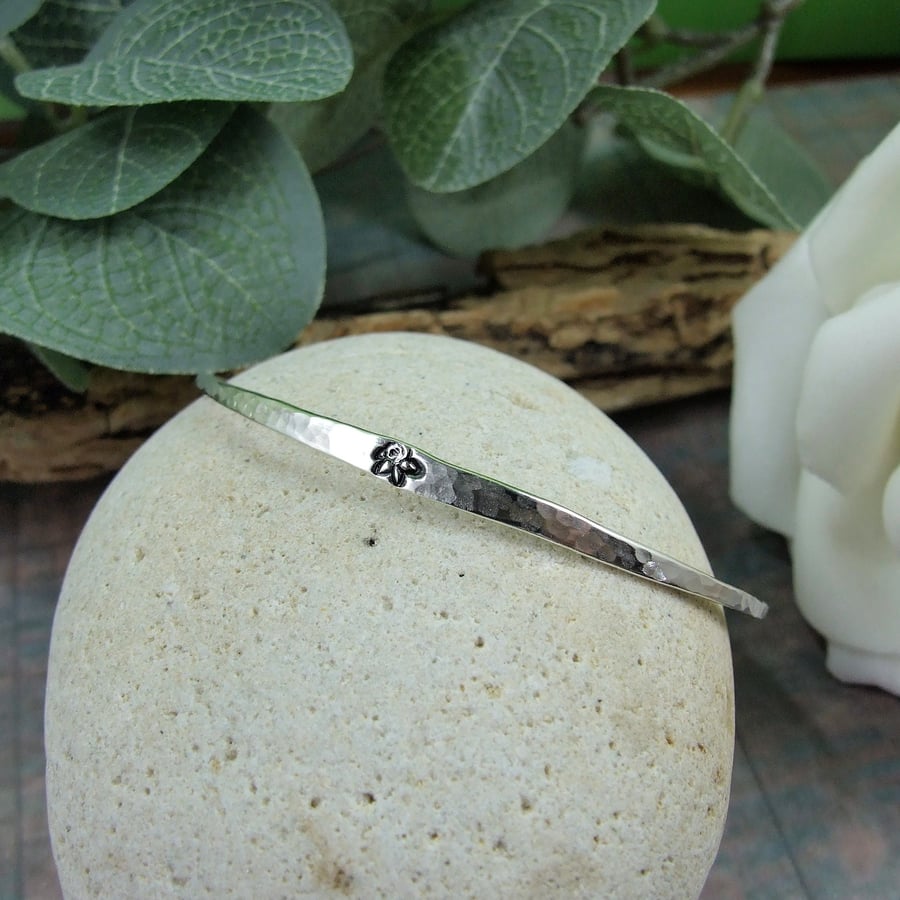 Sterling Silver Oval Bangle. Hammered Finish with Daffodil Decoration