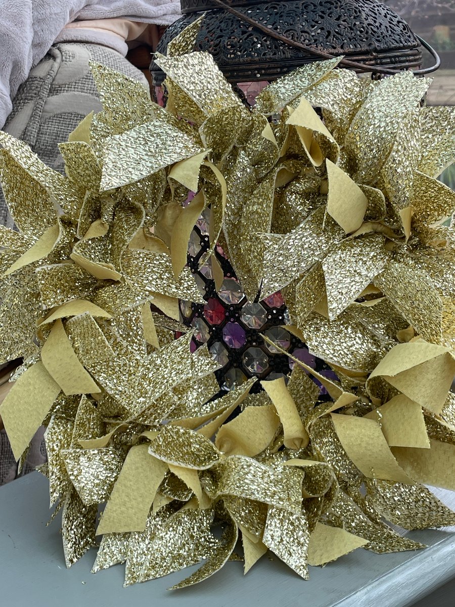 Sparkling gold ribbon wreath