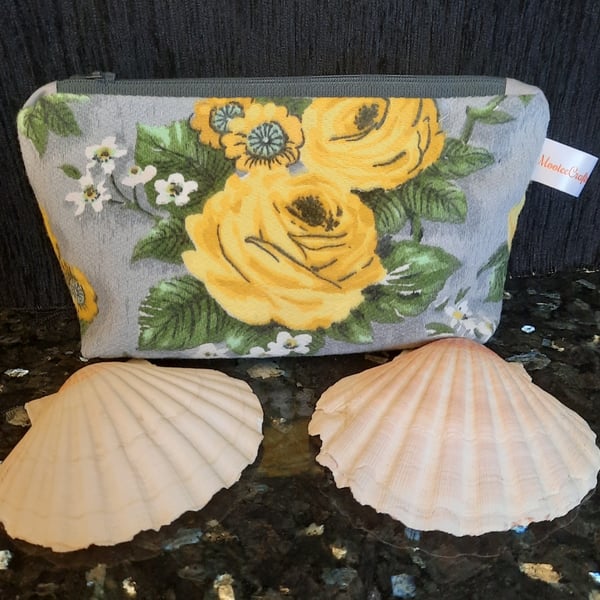 Super retro zip pouch yellow rose