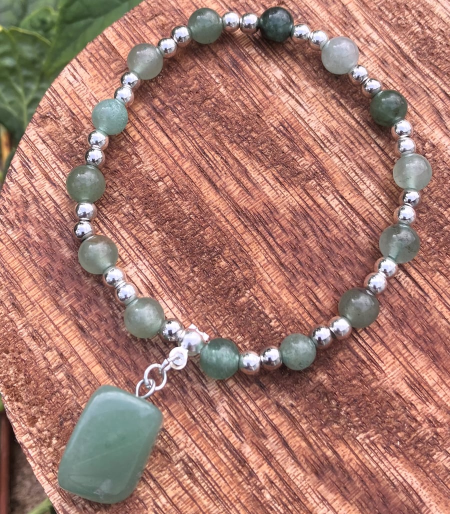 STONE BEAD BRACELET 4 MM W/GOLD BEADS GREEN JADE STONE BEAD BRACELET 4 MM W/GOLD BEADS GREEN JADE