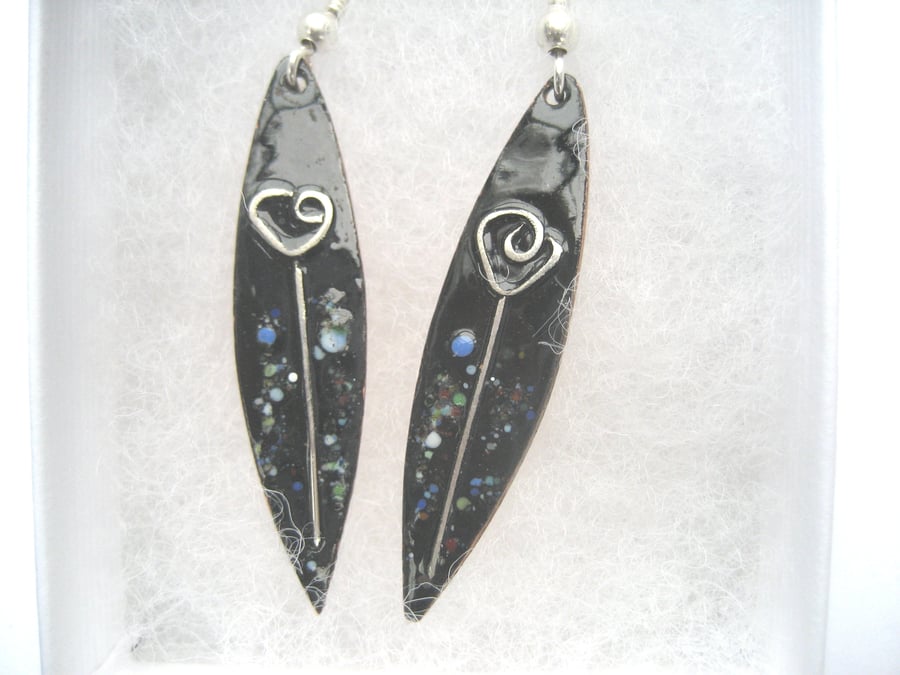 Slim oval enamelled earrings in copper and silver - black