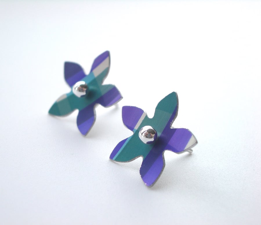 Flower studs earrings in blue and green checks