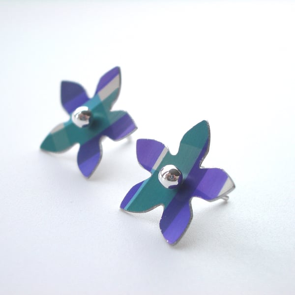 Flower studs earrings in blue and green checks