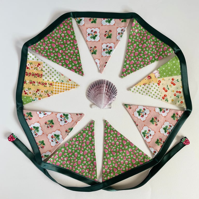 Strawberry bunting - small - reversible 