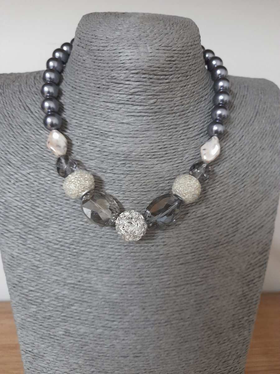 SHADES OF GREY, IVORY AND SILVER CHUNKY NECKLACE.