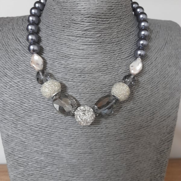 SHADES OF GREY, IVORY AND SILVER CHUNKY NECKLACE.