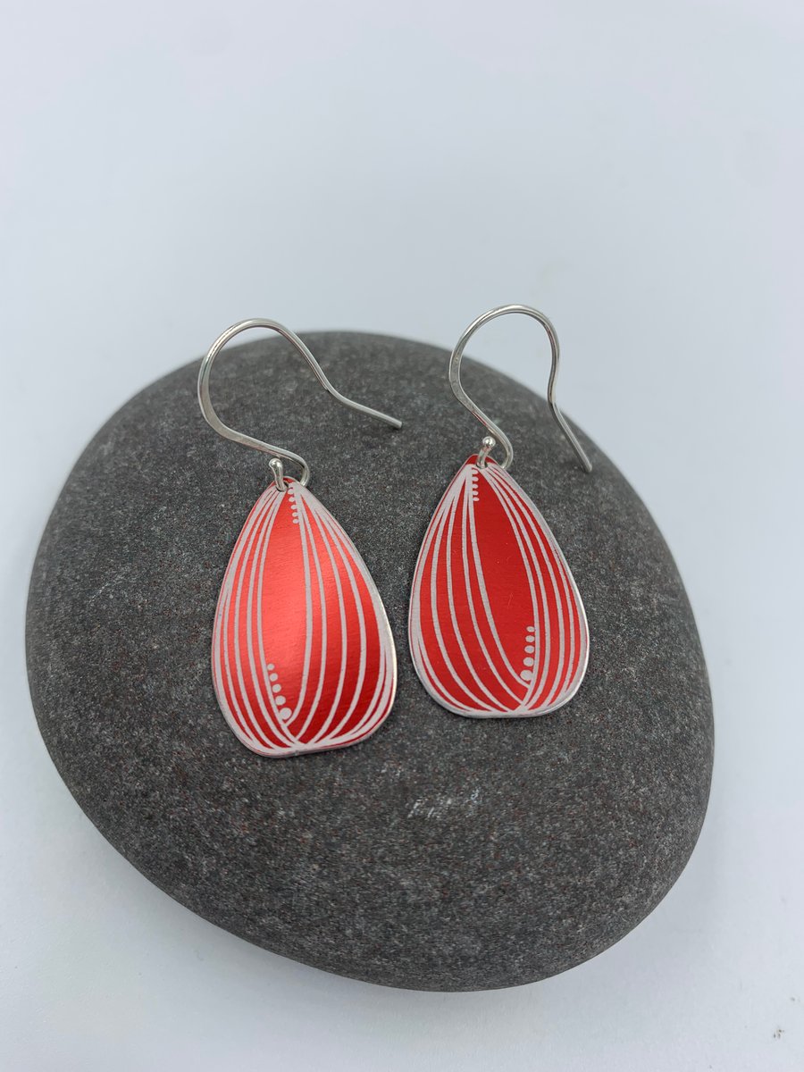 Red aluminium tulip dangly earrings