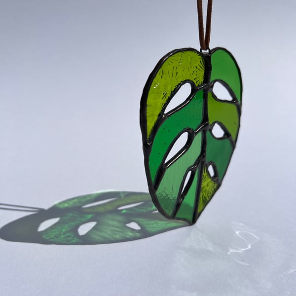 Monstera leaf stained glass suncatcher decoration - plant gift vintage glass