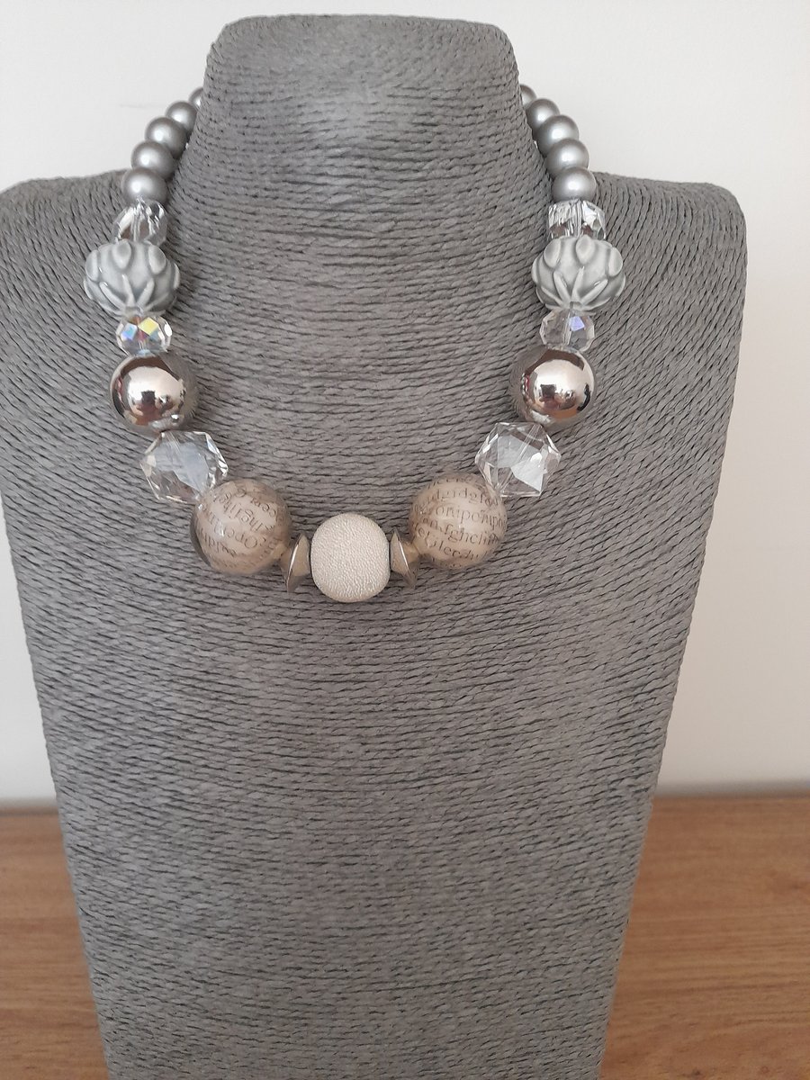 SILVER, GREY AND CRYSTAL CHUNKY NECKLACE.  