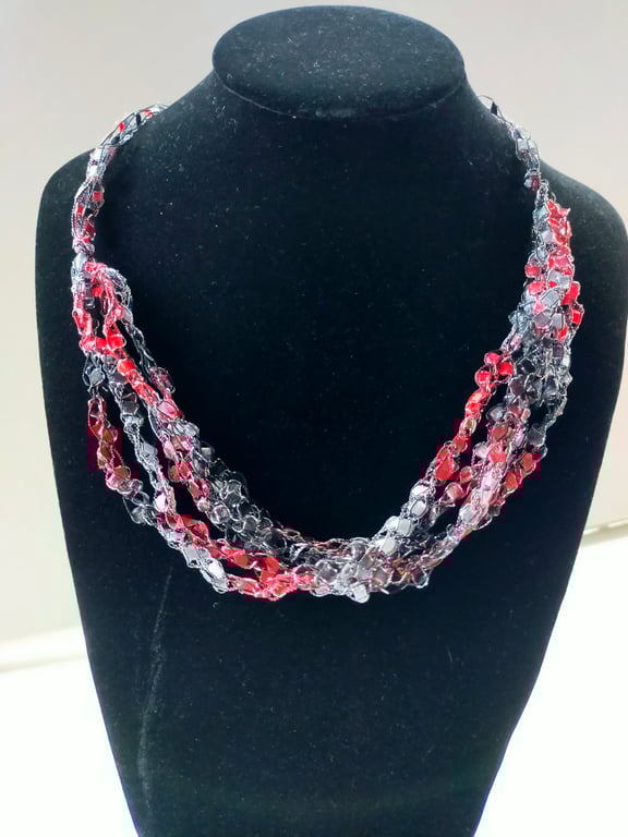 Crocheted necklace, lightweight