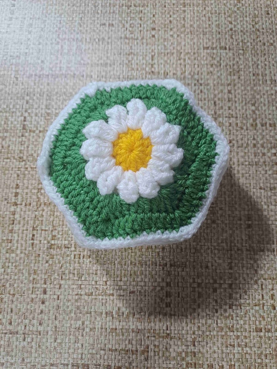 White daisy green background hexigan crochet block