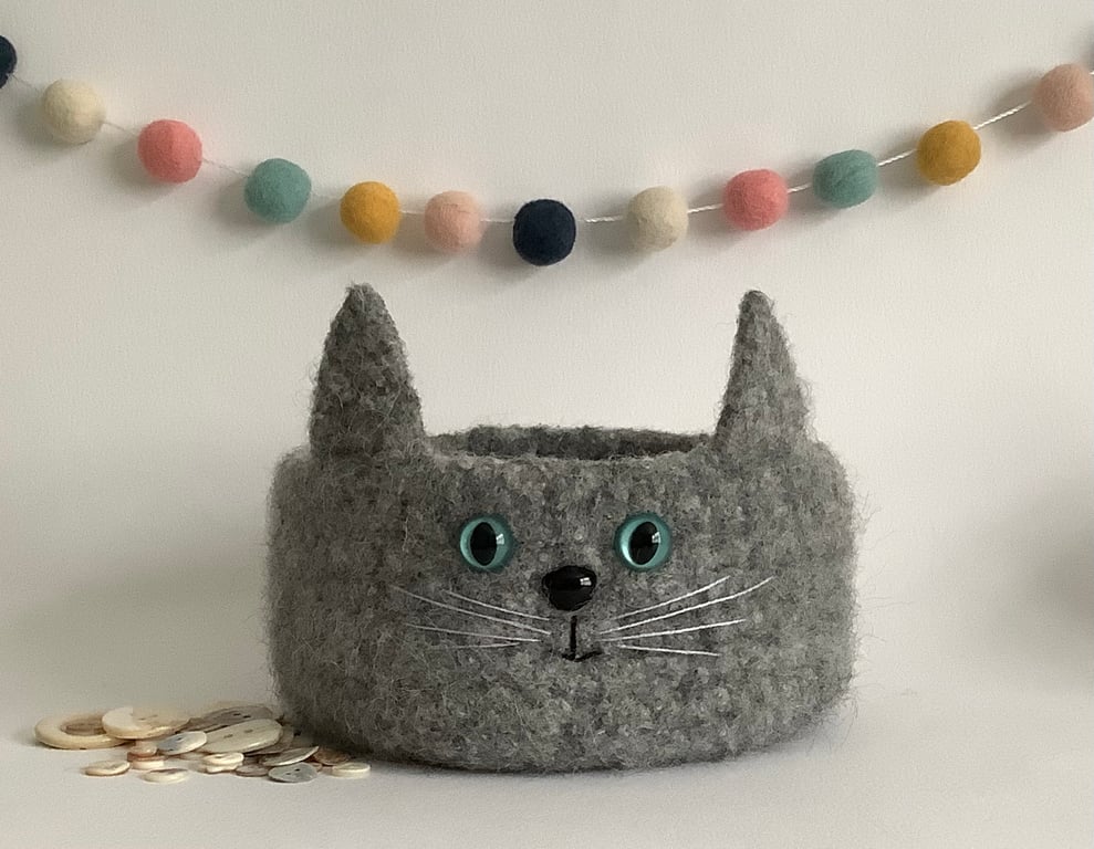 FELTED 'FUSSPOT' BOWL, desk tidy . Cat. Charcoal Grey. Home decor.