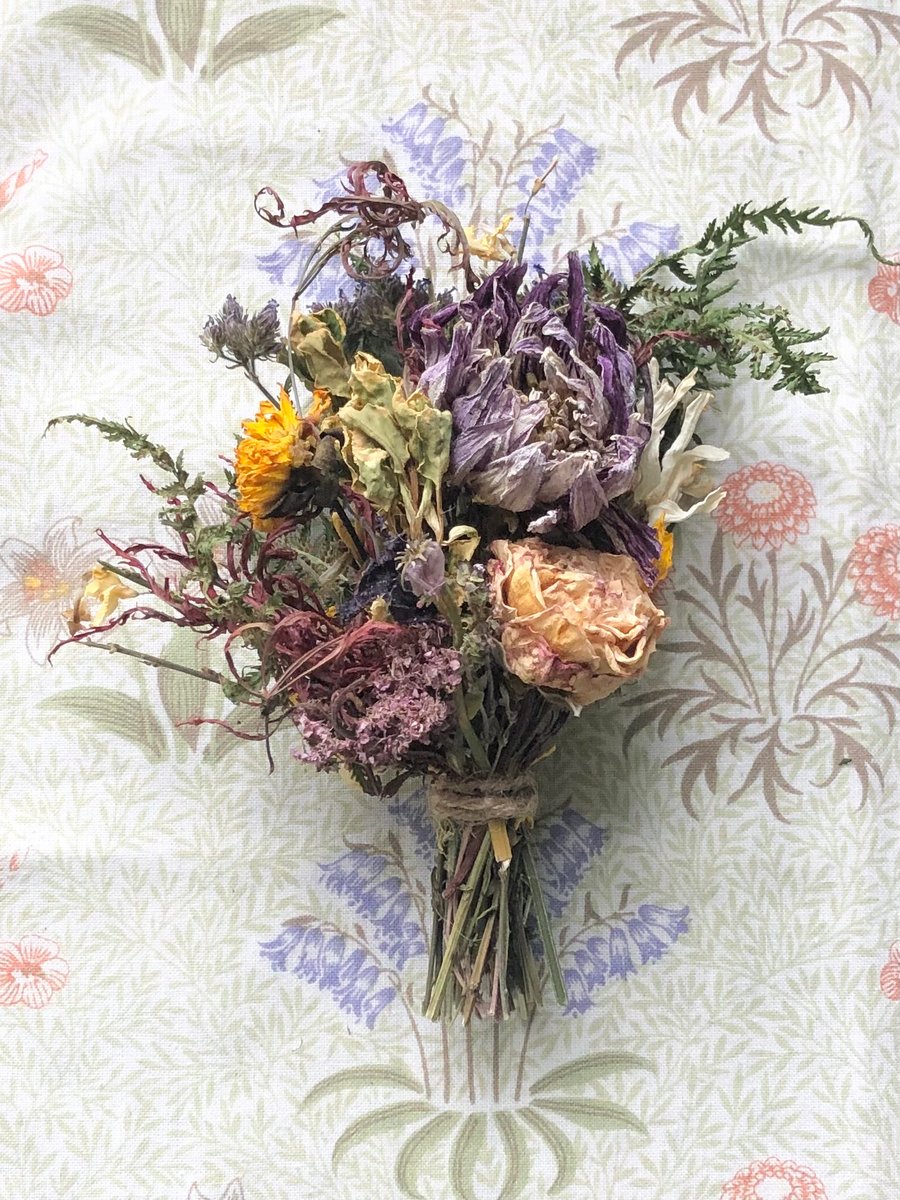 A small bunch of dried flowers and foliage. 13x8cm.