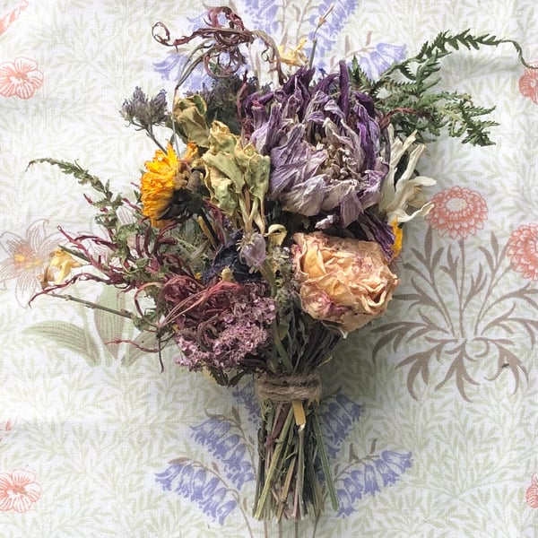 A small bunch of dried flowers and foliage. 13x8cm.