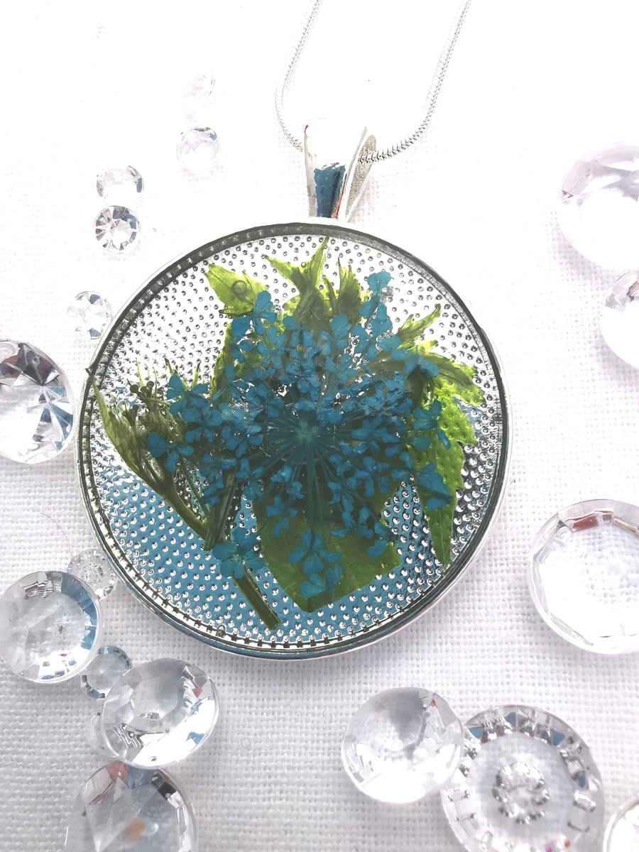 Round Resin Pendant With Blue Flower