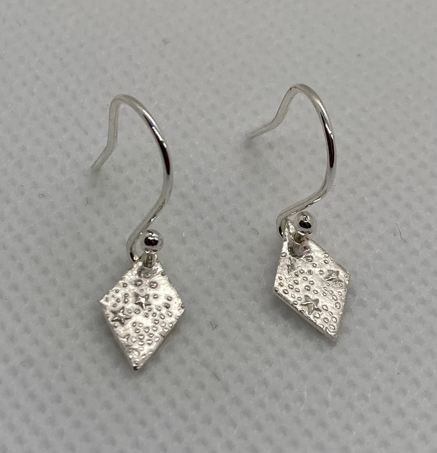 Pure silver, diamond shaped earrings with a starry pattern 