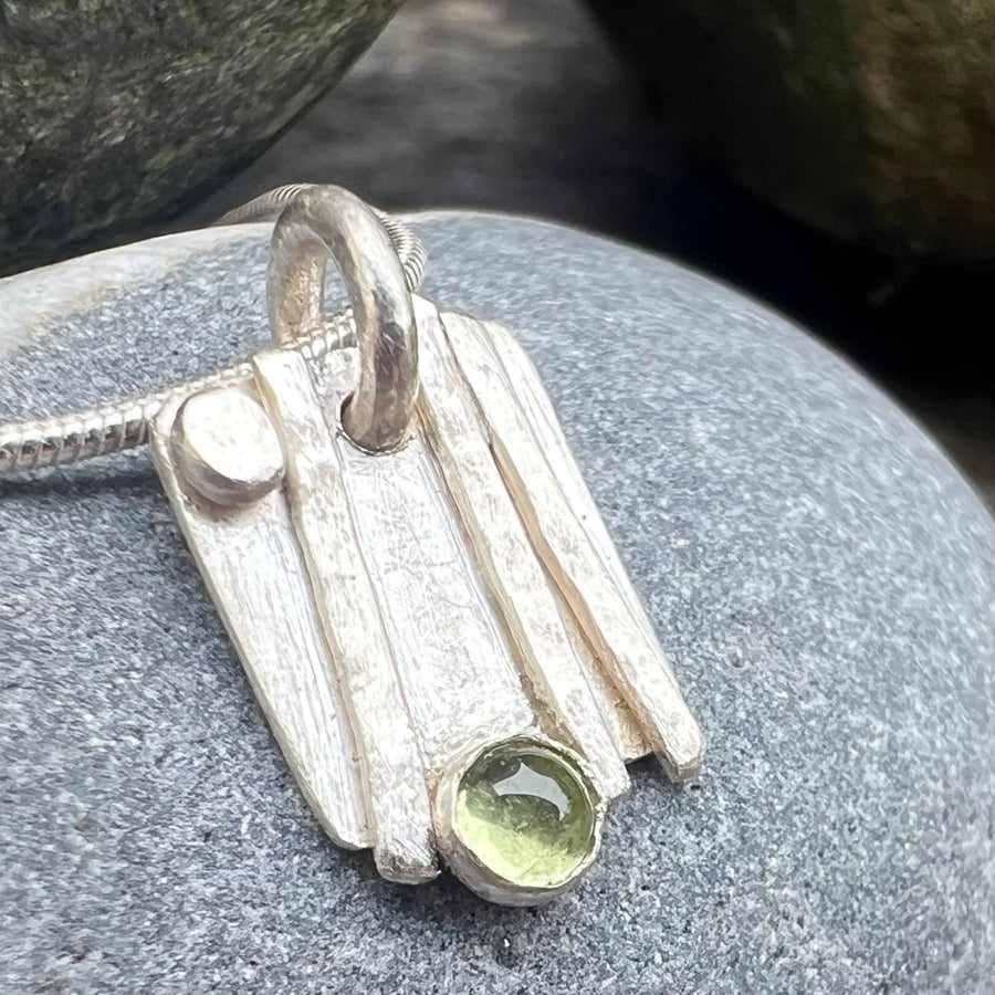 Silver Shoreline Necklace with Peridot 