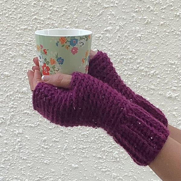 FINGERLESS MITTS , gloves '  Valley Tweed '. Merino Wool blend. Purple .