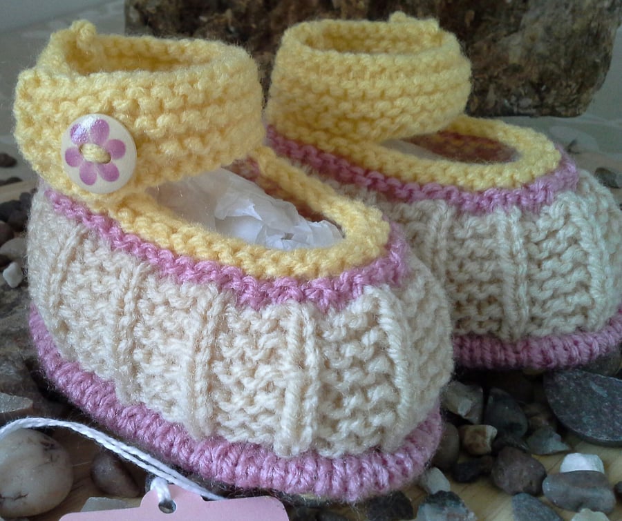 Baby Girls 0-6 months hand knitted baby shoes