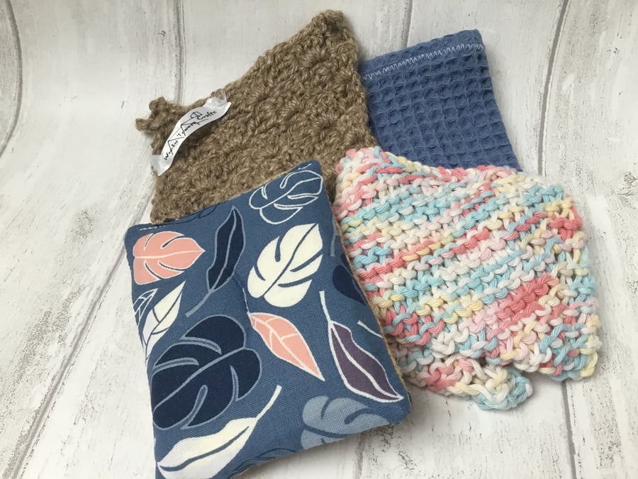 Compostable, eco-friendly and plastic-free cleaning set. Blue and pink