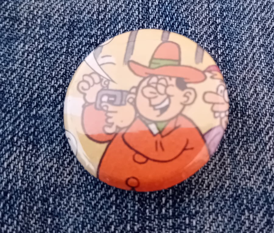 Vintage Comic Badge – Man with Camera