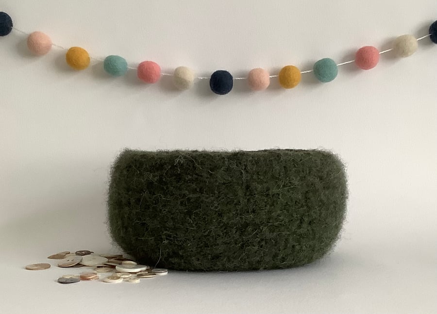 FELTED 'FUSSPOT' BOWL, desk tidy. Dark green . Home decor .