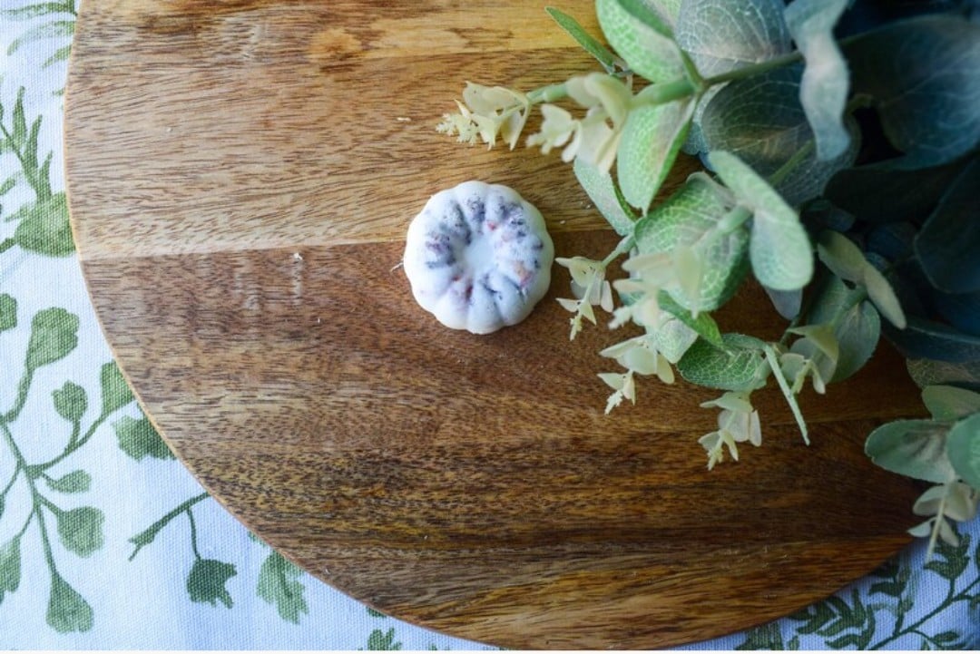 Rosewood scented vegan wax melt.
