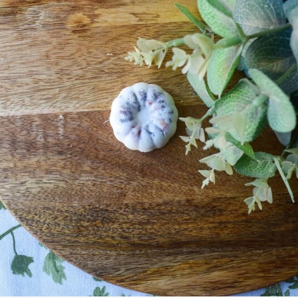 Rosewood scented vegan wax melt.
