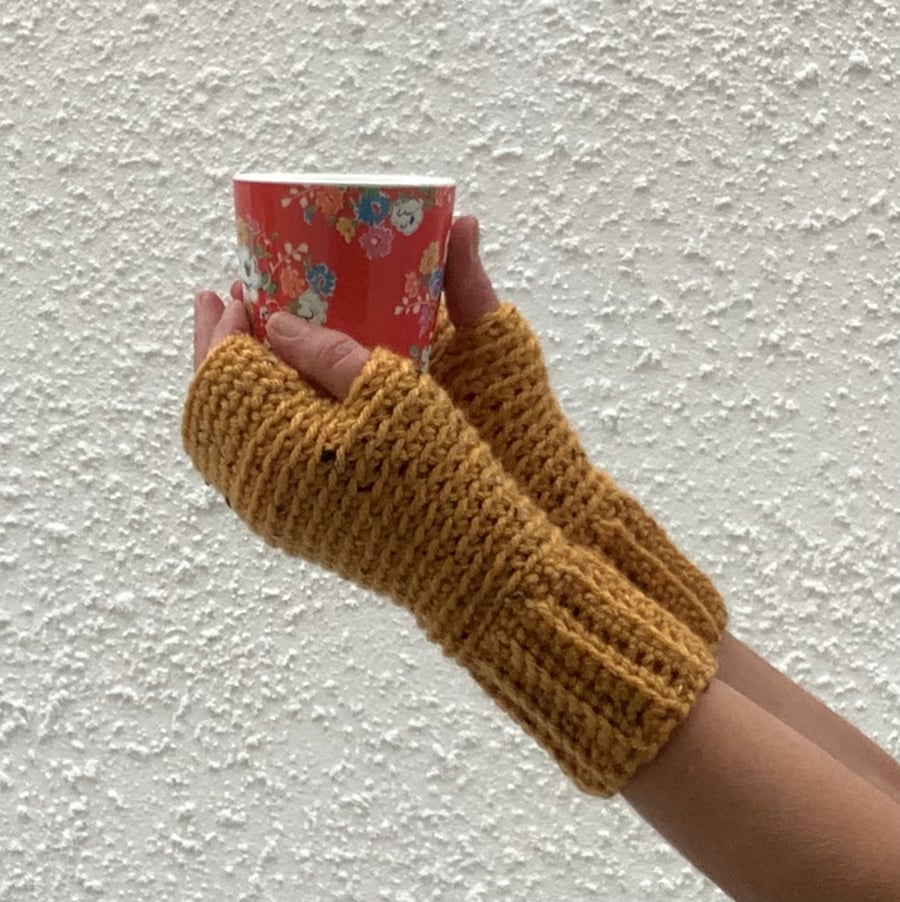 FINGERLESS MITTS , gloves '  Valley Tweed '. Merino Wool blend. Mustard. 