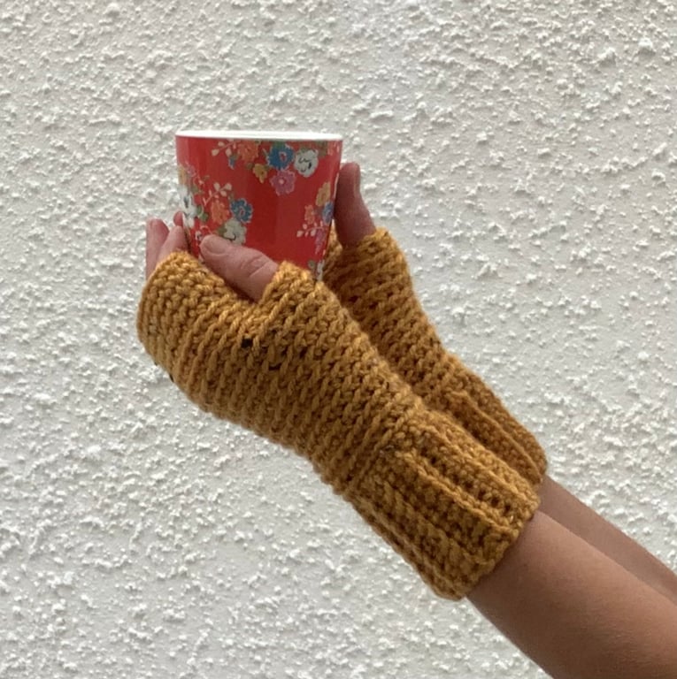 FINGERLESS MITTS , gloves '  Valley Tweed '. Merino Wool blend. Mustard. 