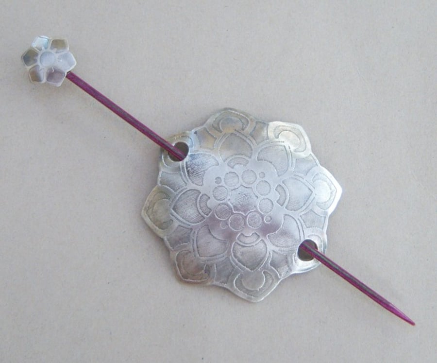 Shawl pin with dahlia flower design