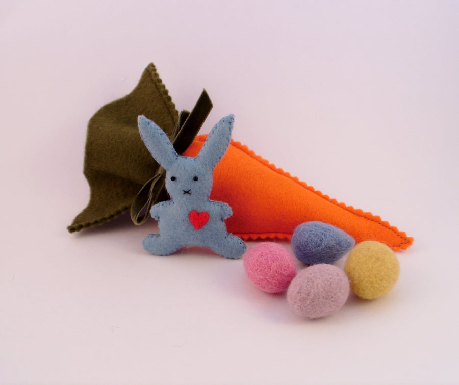 Carrot treat bag and rabbit brooch, party bag, Easter basket, gift bag, egg hunt